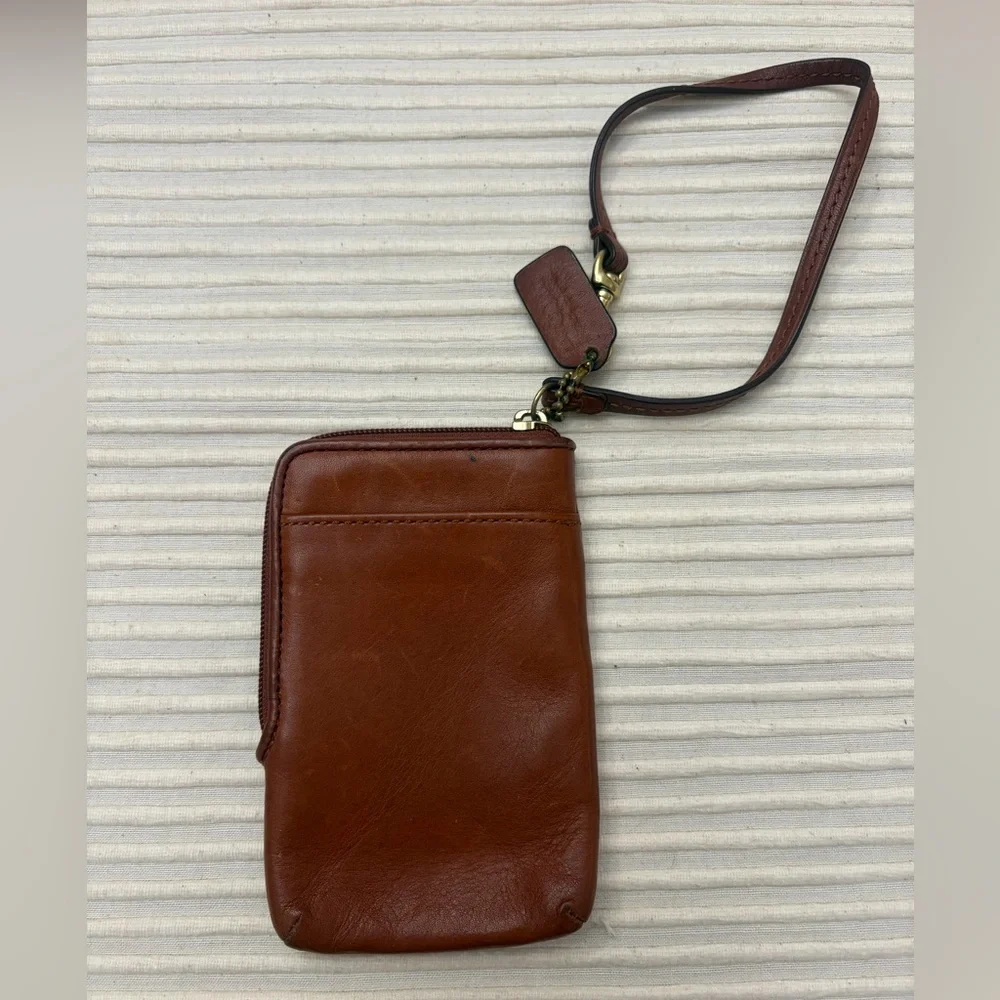 COACH Wristlet brown zipper closure w clasp on leather strap - Picture 5 of 7